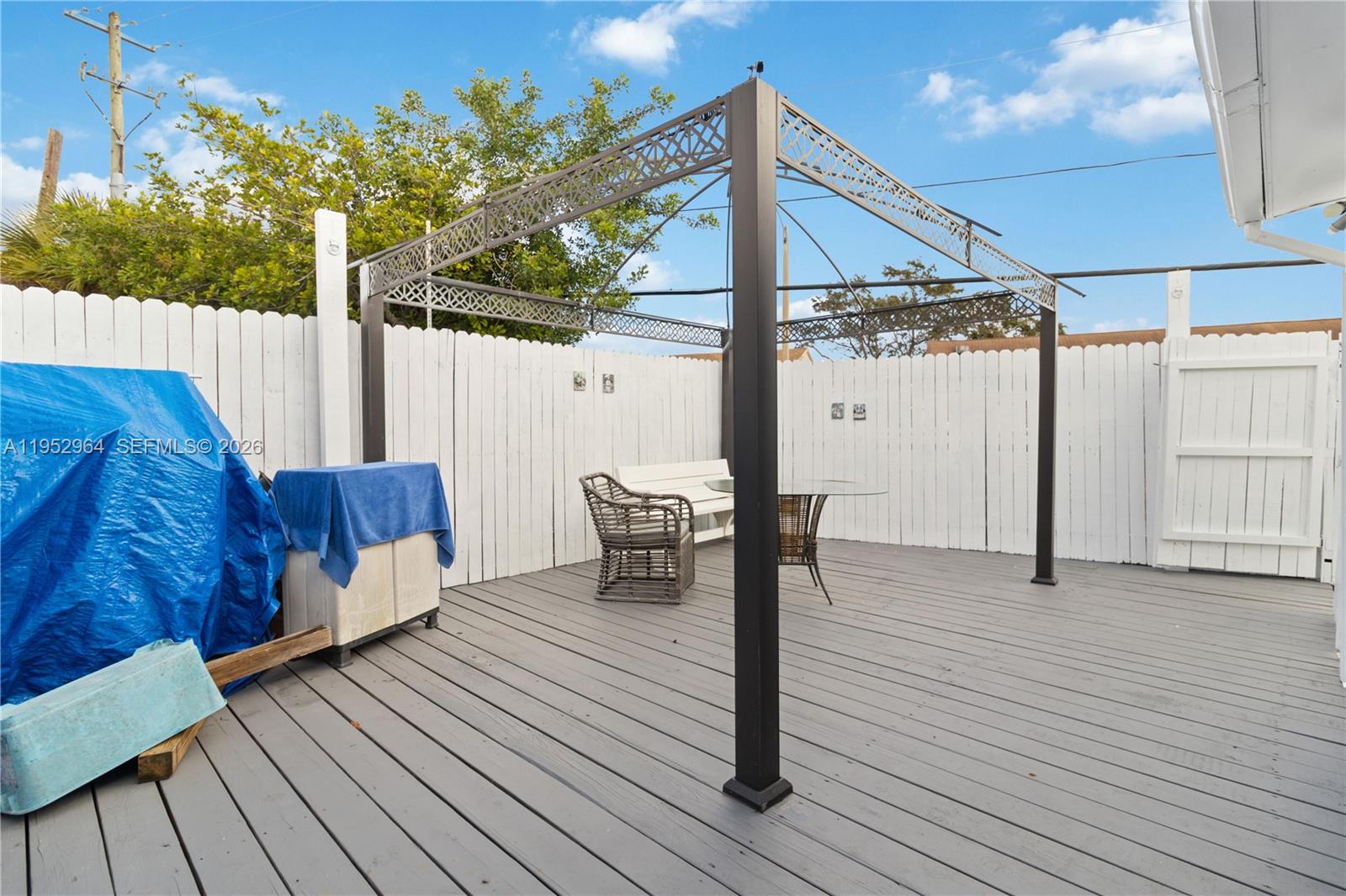 RAVENSWOOD ESTATES & MARI - Residential