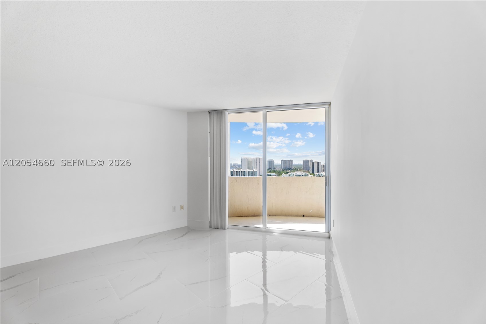19501 W COUNTRY CLUB DR 2506