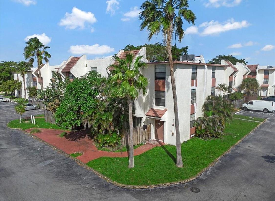 Spacious apartment 3 bed,21/2 baths.Come to see this big apartment, corner unit with balcony.