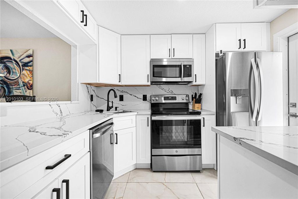 Photo of 400 SE 10th St #105, Deerfield Beach, FL 33441 (MLS # A12010103)