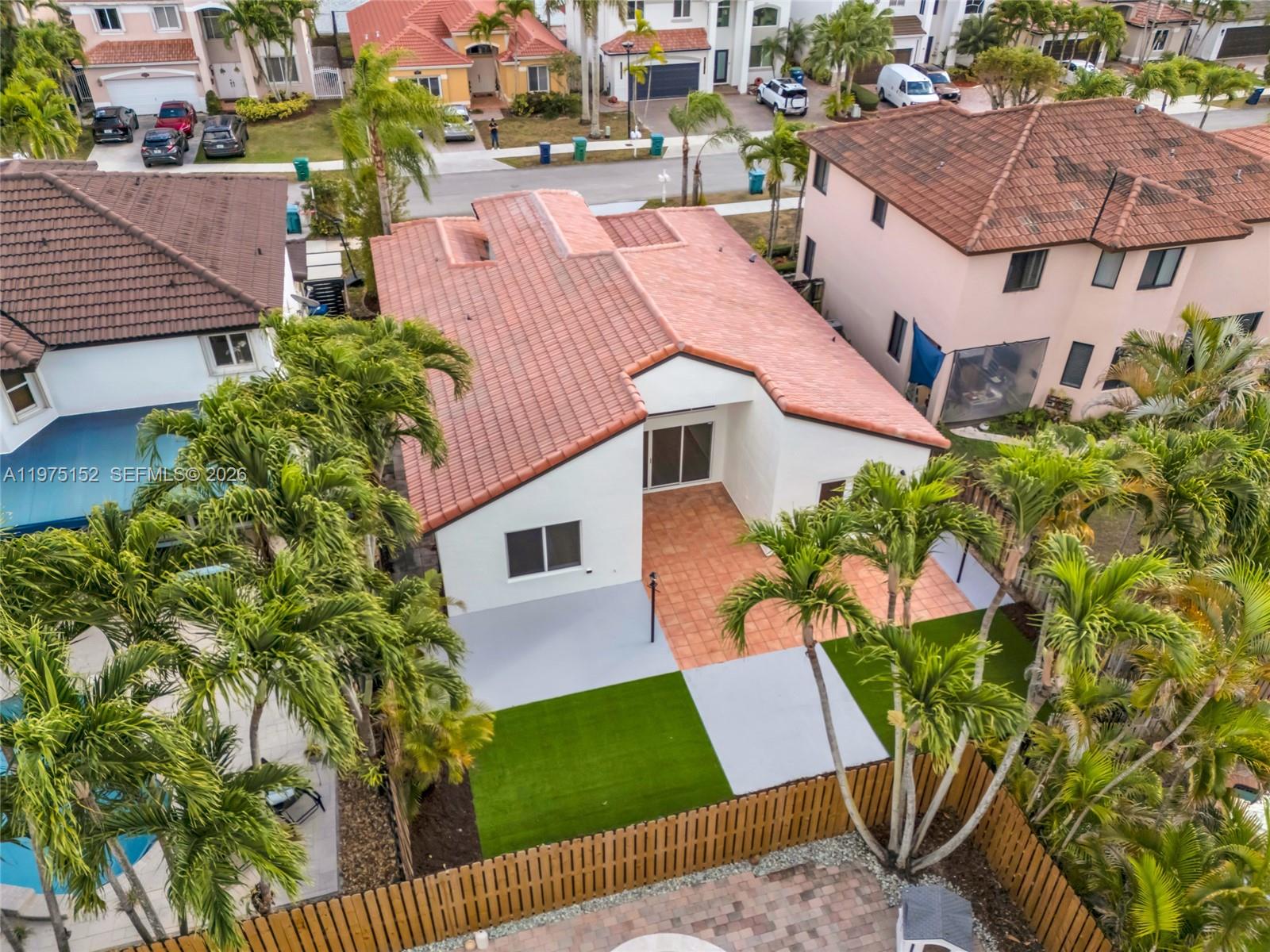 SUNSET LAKES ESTATES 1ST - Residential