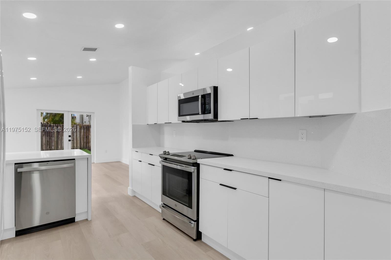 SUNSET LAKES ESTATES 1ST - Residential