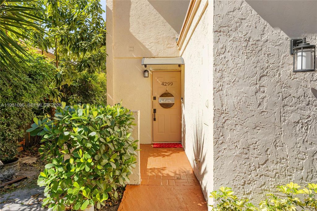 Photo of 4299 N 76th Ave, Davie, FL 33024 (MLS # A11961096)