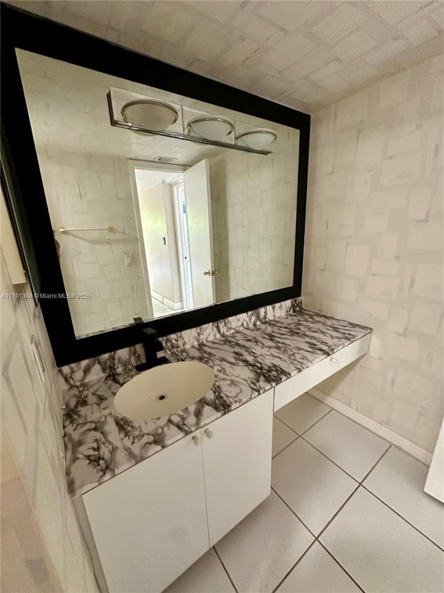 LAKES OF INVERRARY CONDO - Residential