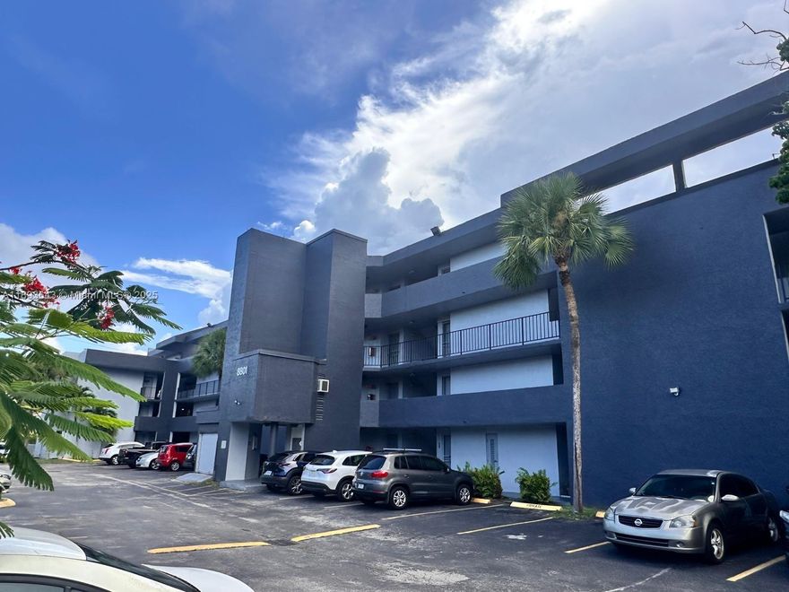 This apartment offers an unbeatable central location and excellent value! Move-in ready, featuring a brand-new stove and refrigerator, and freshly painted interiors. Rented as-is with a one-year lease and the possibility of renewal. Seeking reliable, long-term tenants who will appreciate the convenient location and price.