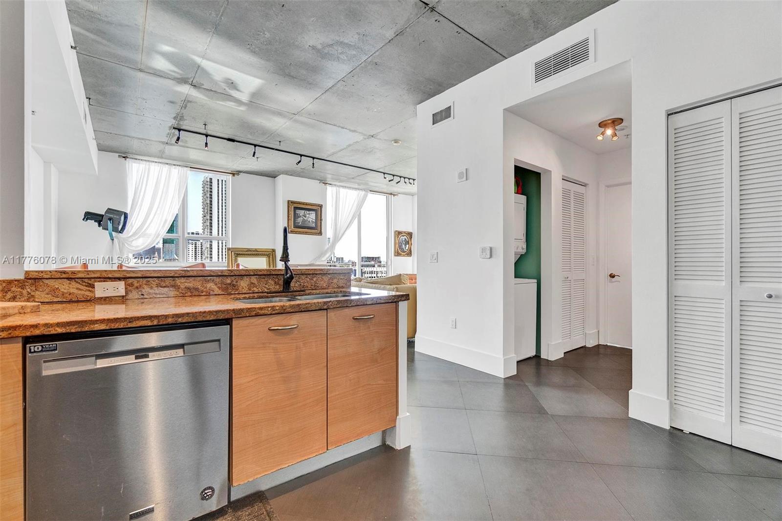 UPTOWN LOFTS CONDO - Residential