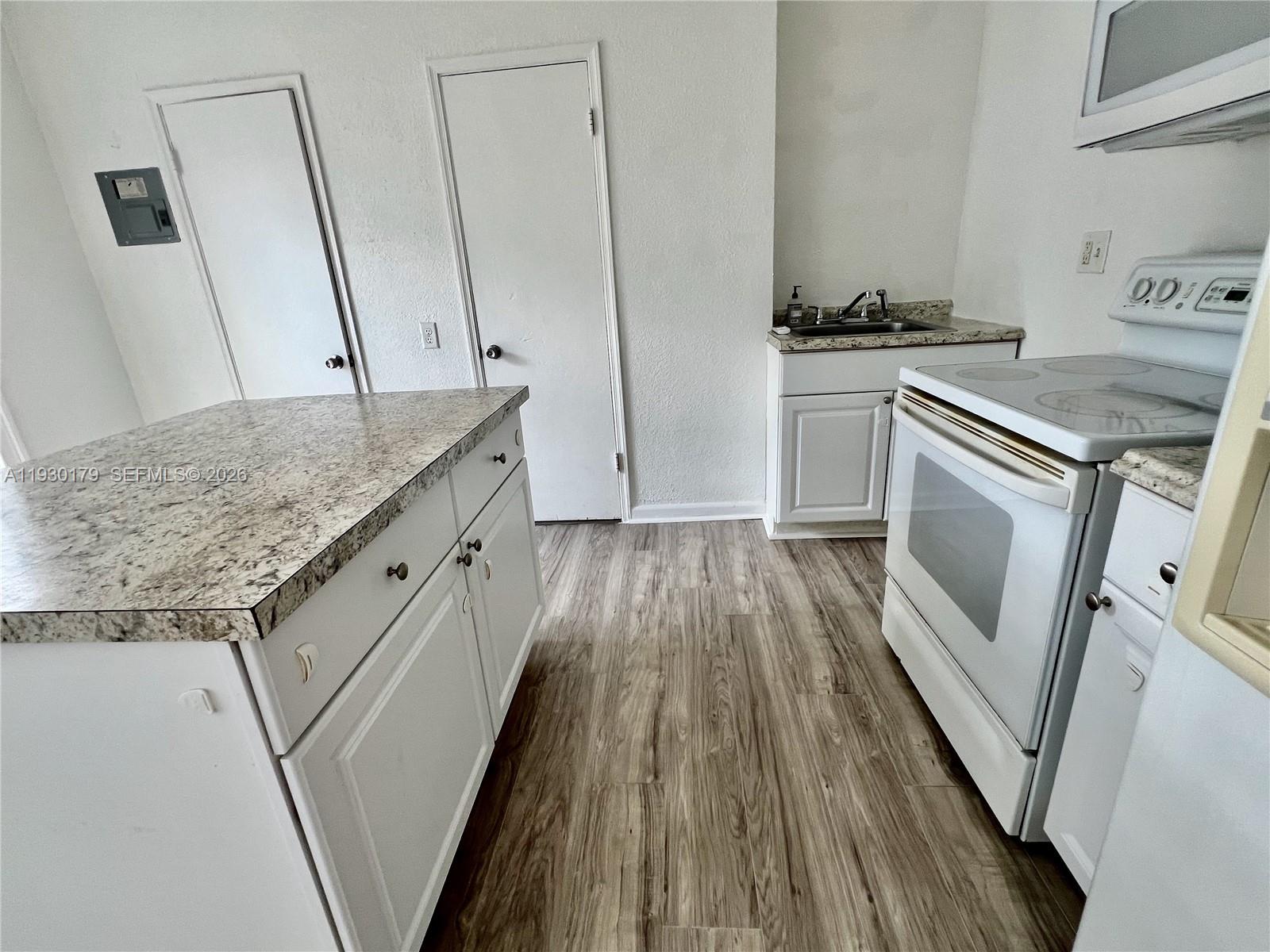 HOLLYWOOD - Residential Lease