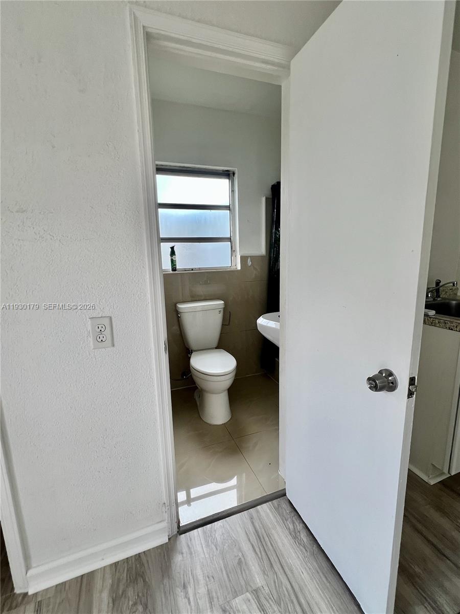 HOLLYWOOD - Residential Lease