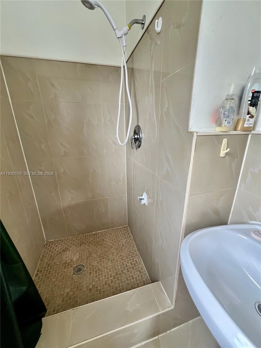 HOLLYWOOD - Residential Lease