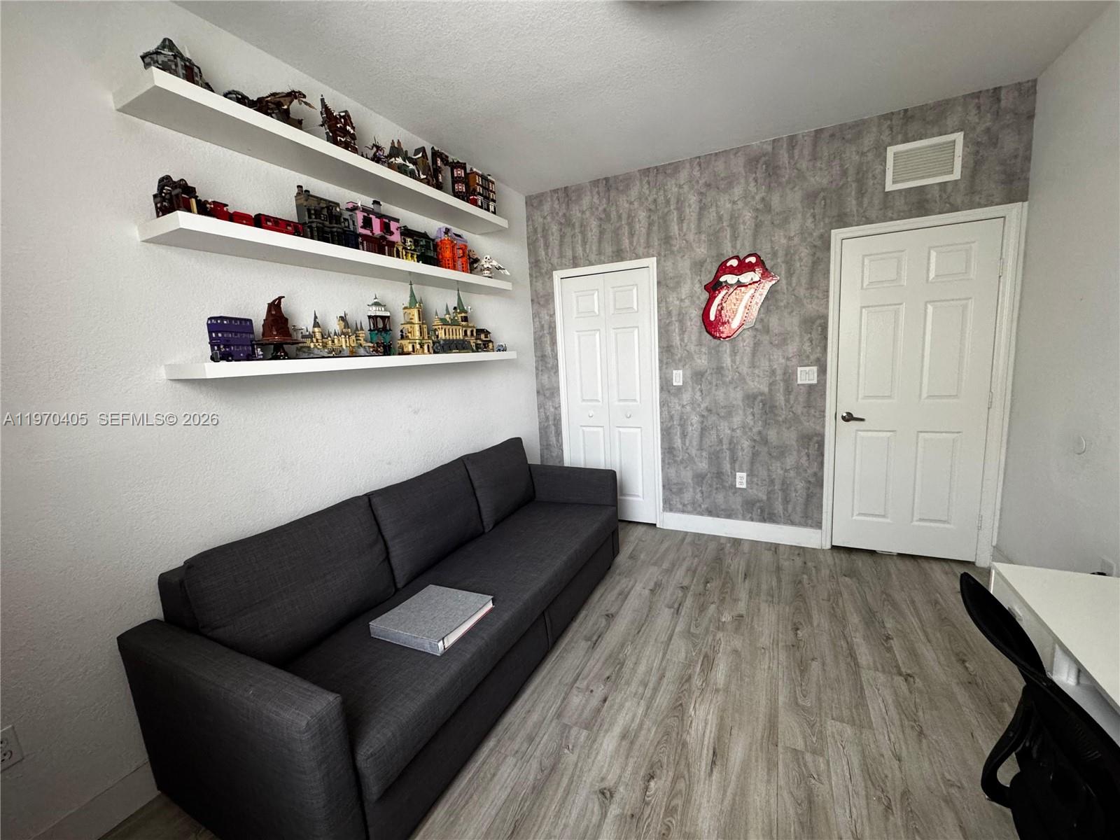 ISLANDS AT DORAL - Residential