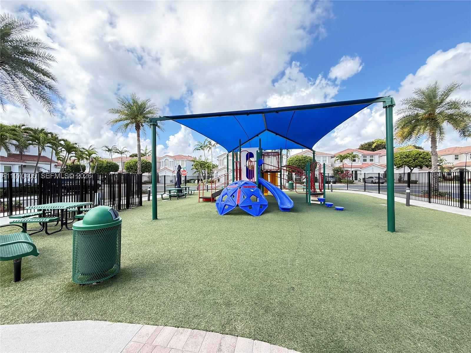 ISLANDS AT DORAL - Residential