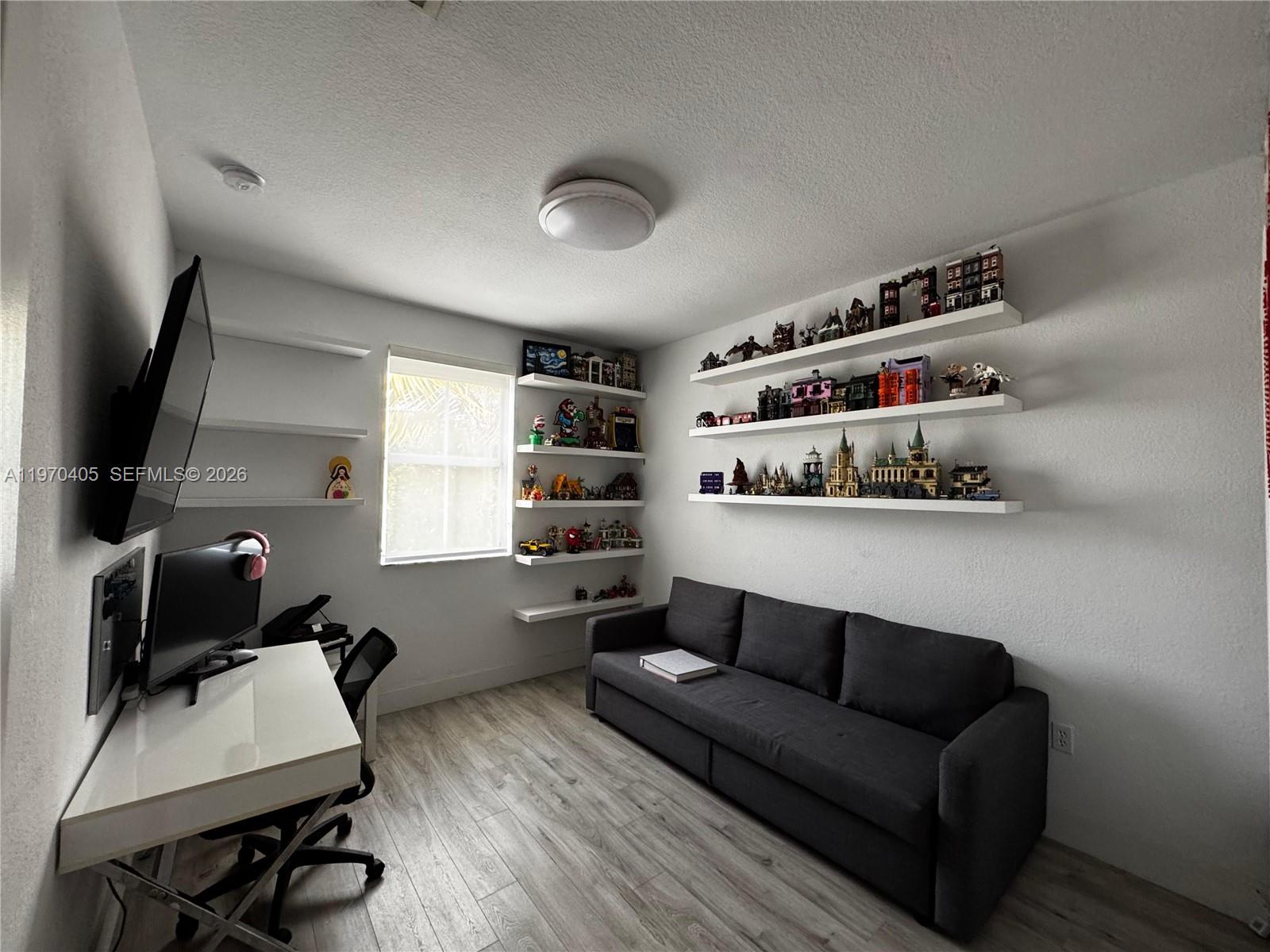 ISLANDS AT DORAL - Residential