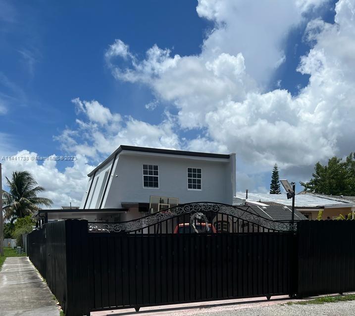 Centrally Located, this amazing townhouse is close to schools, shopping centers, and more.