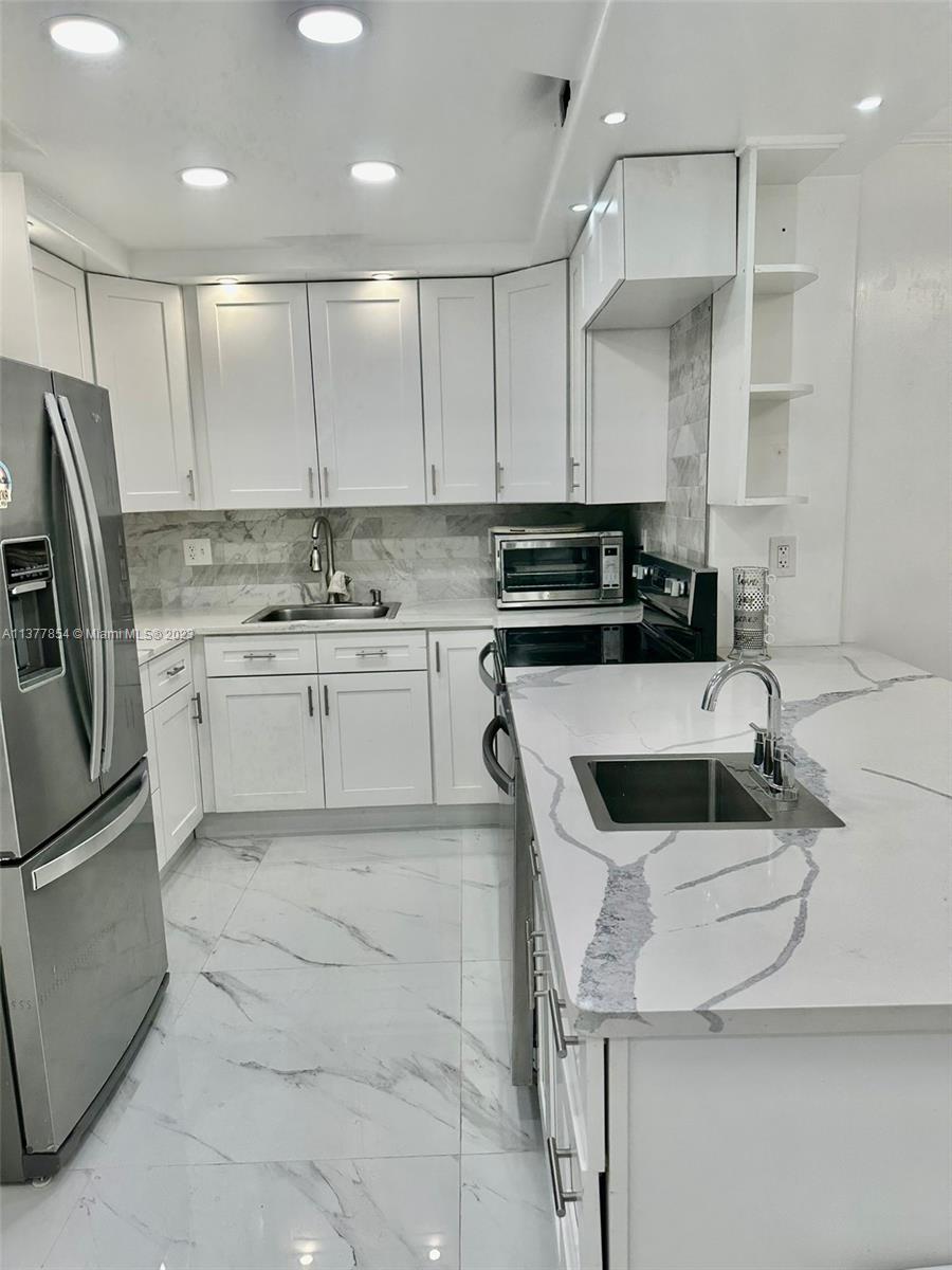 BEST PRICE FOR THIS COMPLETELY RENOVATED UNIT. NEW WHITE KITCHEN WITH BEAUTIFUL COUNTER TOPS.
NEW BATHROOMS,LIGHTS,UPDATED. GREAT AMENITIES IN THIS BUILDING: VALET PARKING, GYM, POOL ,SAUNA
ROOM, TENNIS COURTS AND MORE.. CLOSE TO THE BEACH,SHOPPING AND DINNING. CAN BE FURNISHED OR NOT.