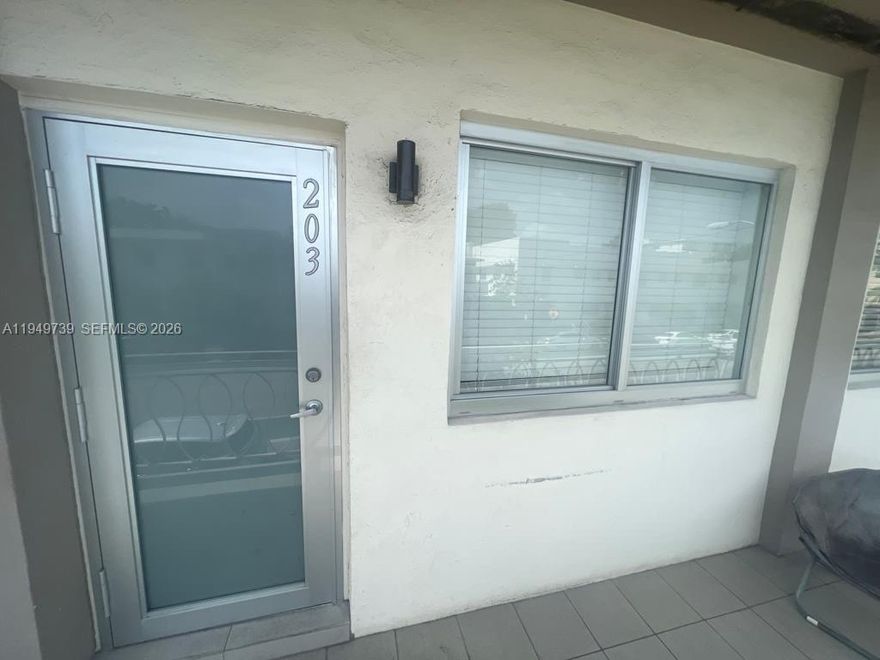 INVESTOR DREAM HUGE RETURN IN THE HEART OF SOUTH BEACH.1/1 LIKE NEW LOCATED AT TOP FLOOR , LOT OF LIGHT IN A RECENTLY RENOVATED CONDO . GREAT TENANT PAYING 1825 PAR MONTH. INTERNET AND CABLE INCLUDED.