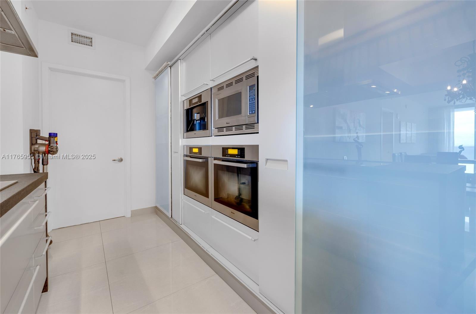 TRUMP ROYALE CONDO - Residential Lease