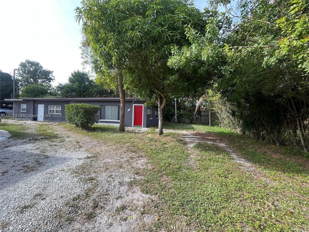 Photo of 1017 Chipola Rd #C, Fort Pierce, FL 34950 (MLS # A11500319)