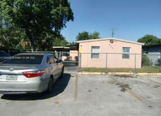 Charming 2-bedrooms, 1-bathroom unit available for rent in a quiet Fort Lauderdale neighborhood. This well-maintained residence features a bright living space, a fully equipped kitchen with refrigerator and microwave, and a functional bathroom with bathtub and shower curtain. The bedroom offers comfort and natural light. Enjoy a grassy yard with a mango tree in a peaceful setting. Water is included—ideal for tenants seeking simplicity, comfort, and tranquility.