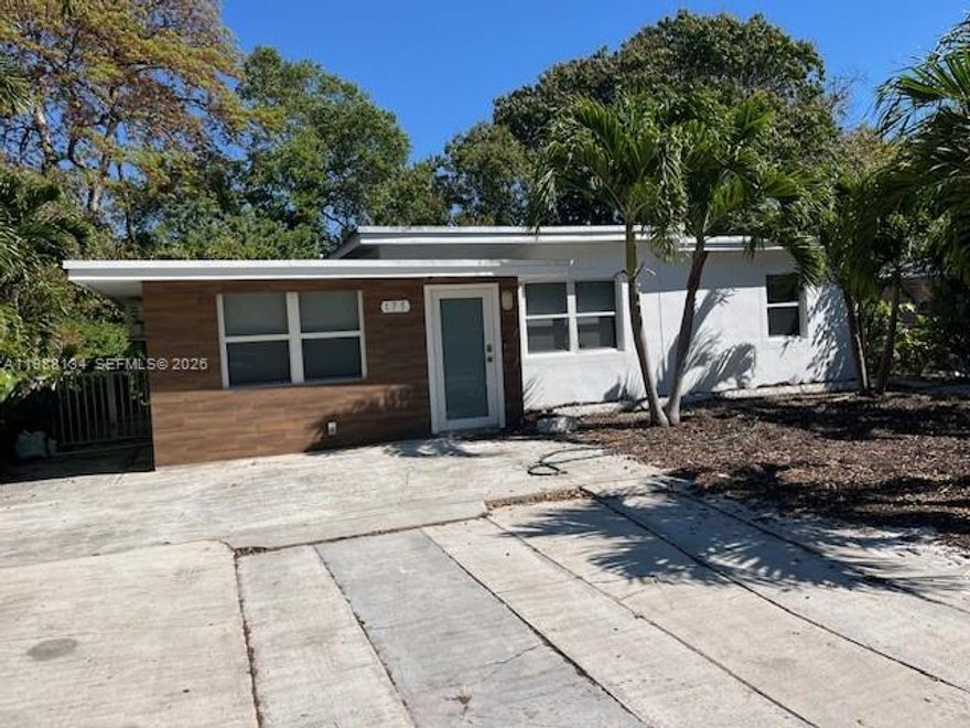 welcome to these spacious and updated single family home located in in North Miami with 3 bedrooms, 3 bathrooms, renovated  open stile kitchen with granite counter tops and direct access to the patio tile flooring all over the residence, impact windows, never A/C
close distance to Barry University, Aventura mall and I-95
Water, sewer and electricity included on the rent
2 parking spaces on the driveway + street parking