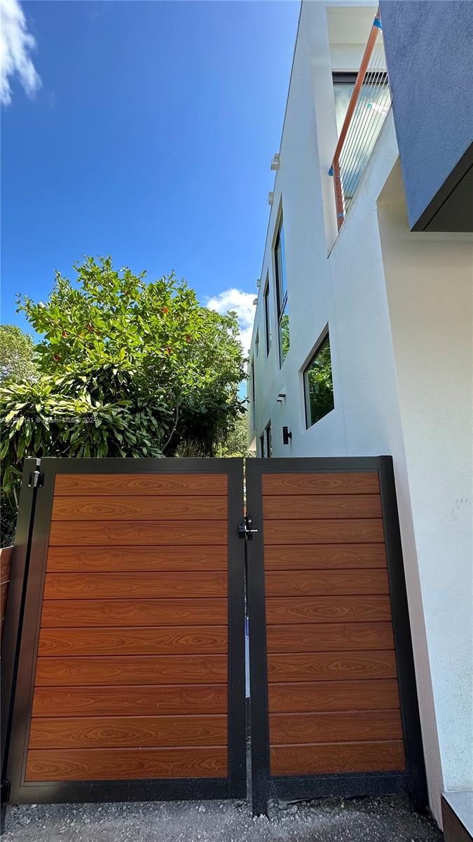 OAK RIDGE PARK - Residential Income