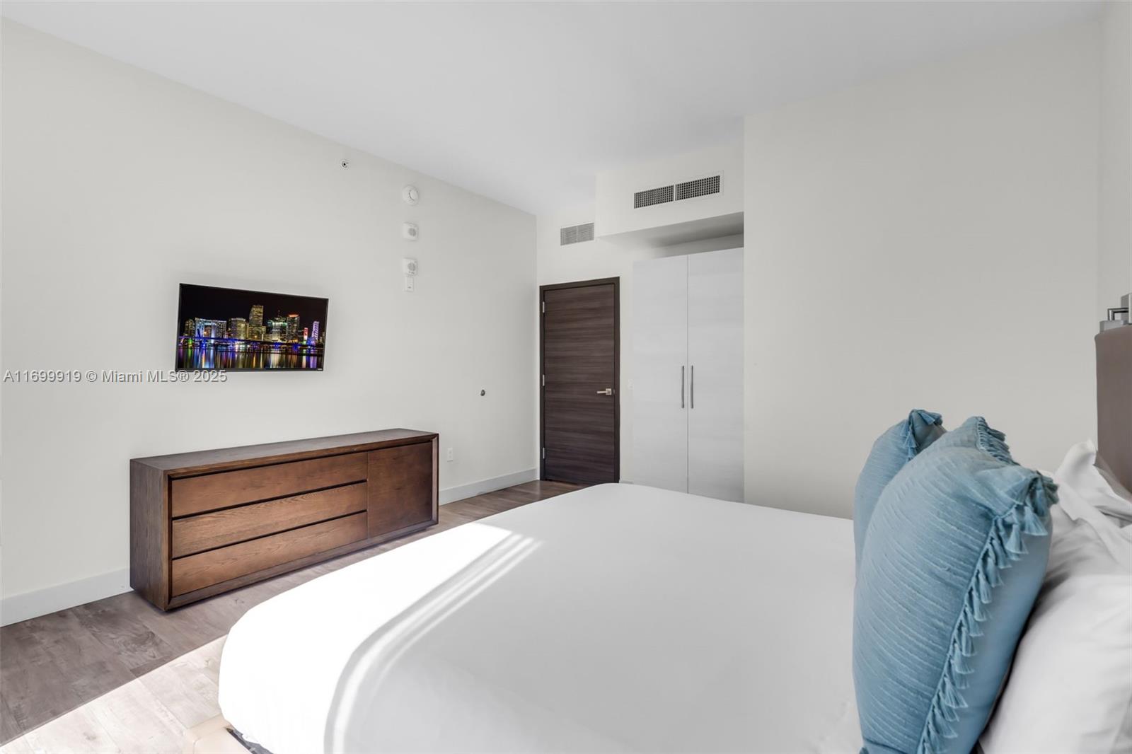 COSTA HOLLYWOOD CONDO - Residential