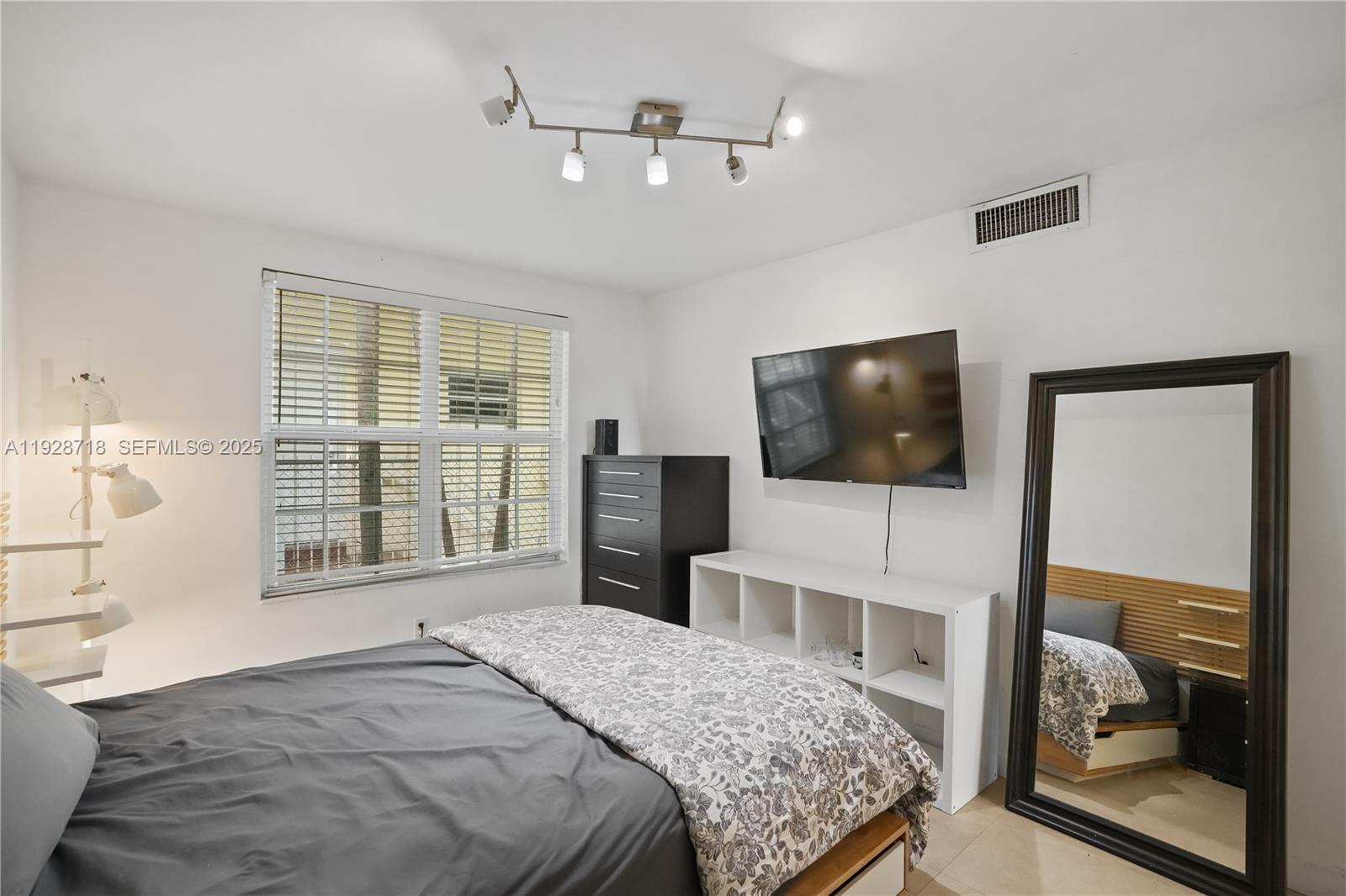 FRIENDLY CORNER CONDO - Residential