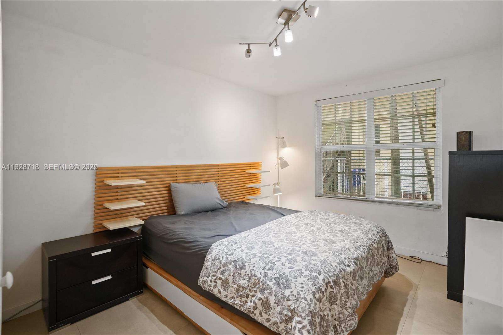 FRIENDLY CORNER CONDO - Residential