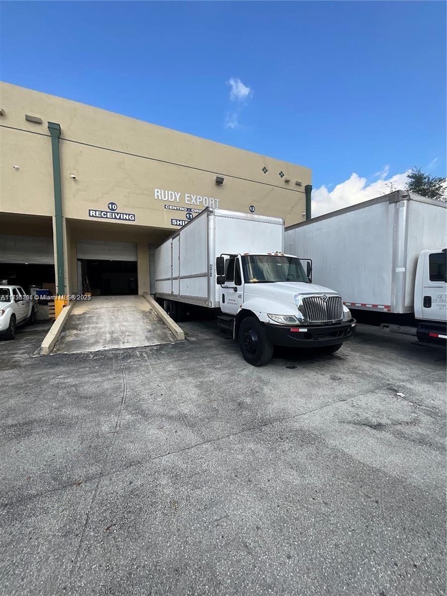 Warehouse of 6,000 SF available at 6015 NW 87 Ave, Doral, just minutes from Downtown Doral. Strategically located with excellent visibility and access. The property features 2 loading docks, 1 ramp, spacious offices, and an active D.E.P. license for auto dealership, making it ideal for commercial, logistics, or showroom operations. A multifunctional space perfect for combining warehouse, office, and sales in one of the most in-demand industrial markets in Miami.