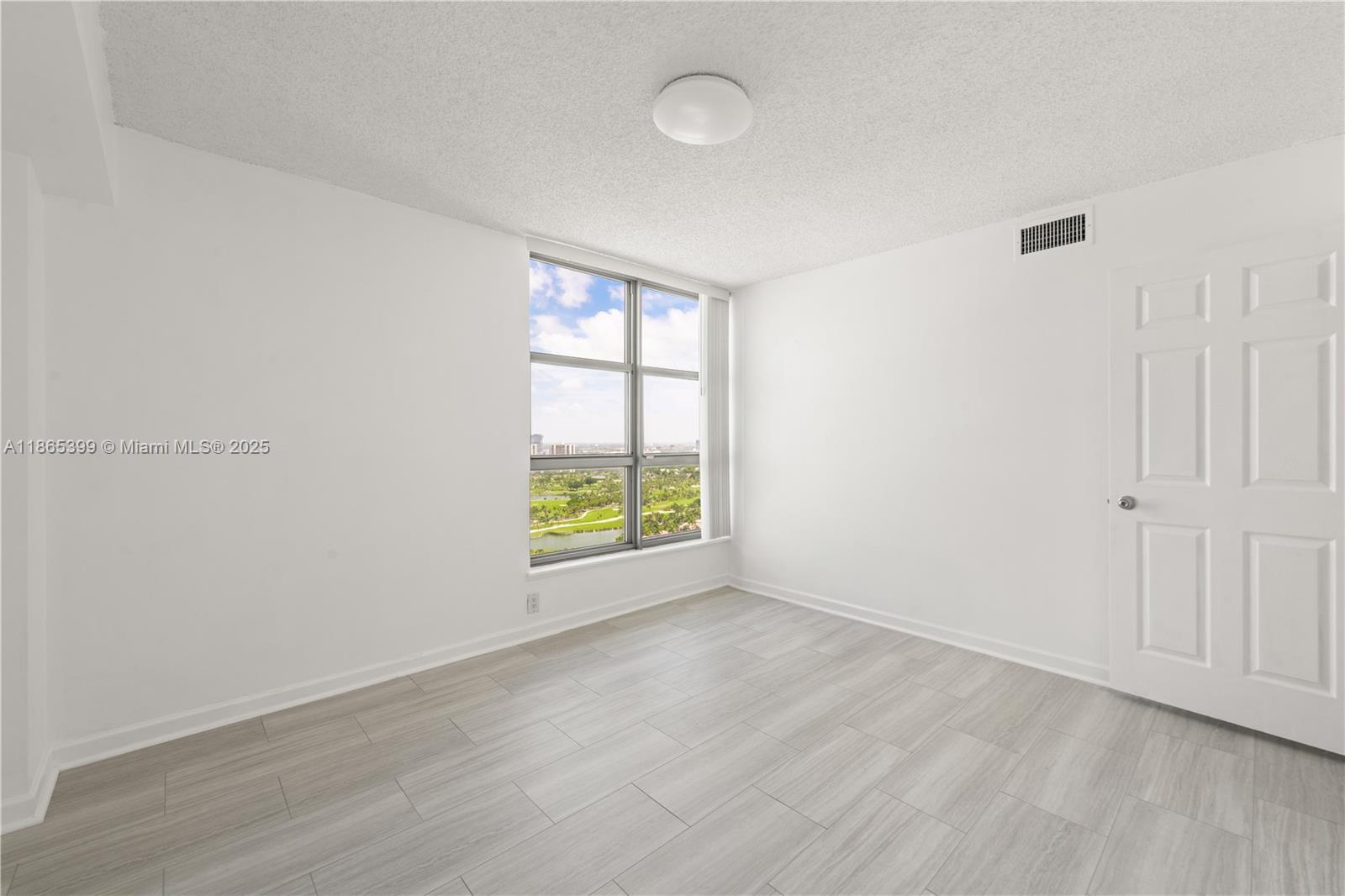 MYSTIC POINTE TOWER 500 C - Residential