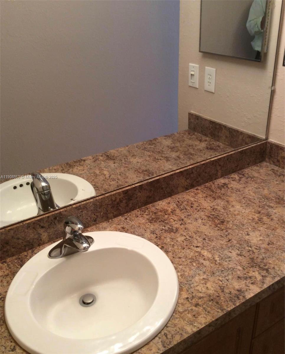 KENDALL CENTER - Residential Lease