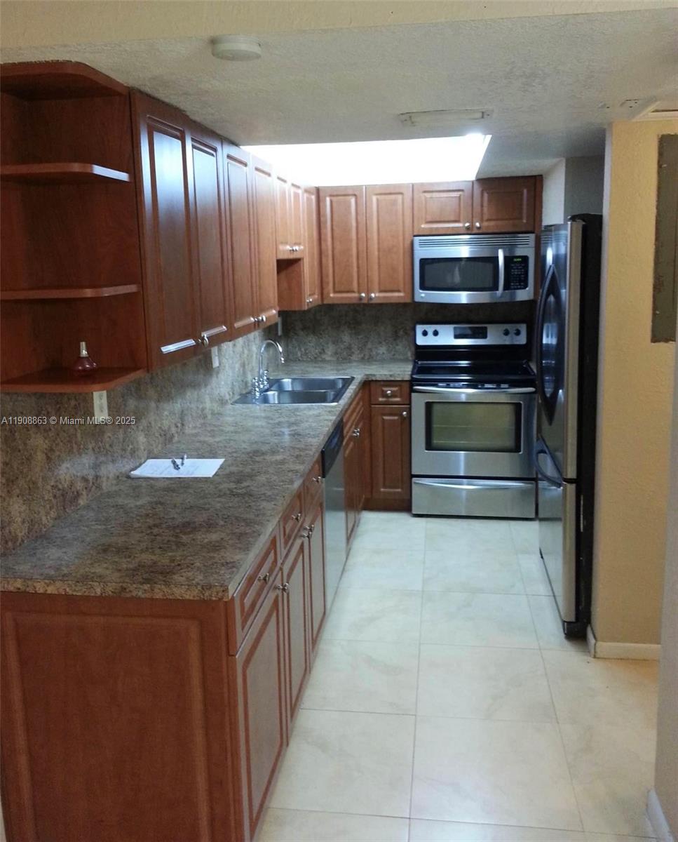 KENDALL CENTER - Residential Lease