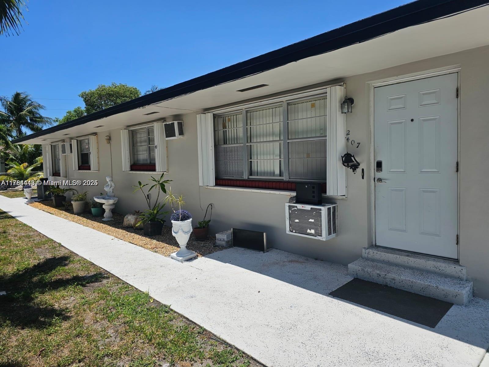 Rental Property at 2407 Cleveland 2407, Hollywood, Broward County, Florida - Bedrooms: 2 
Bathrooms: 1  - $2,400 MO.
