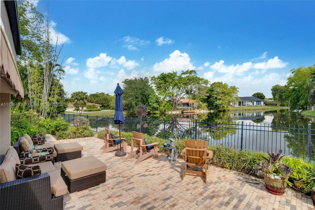 Photo of 610 Lake Dasha Cir, Plantation, FL 33324 (MLS # A11796433)