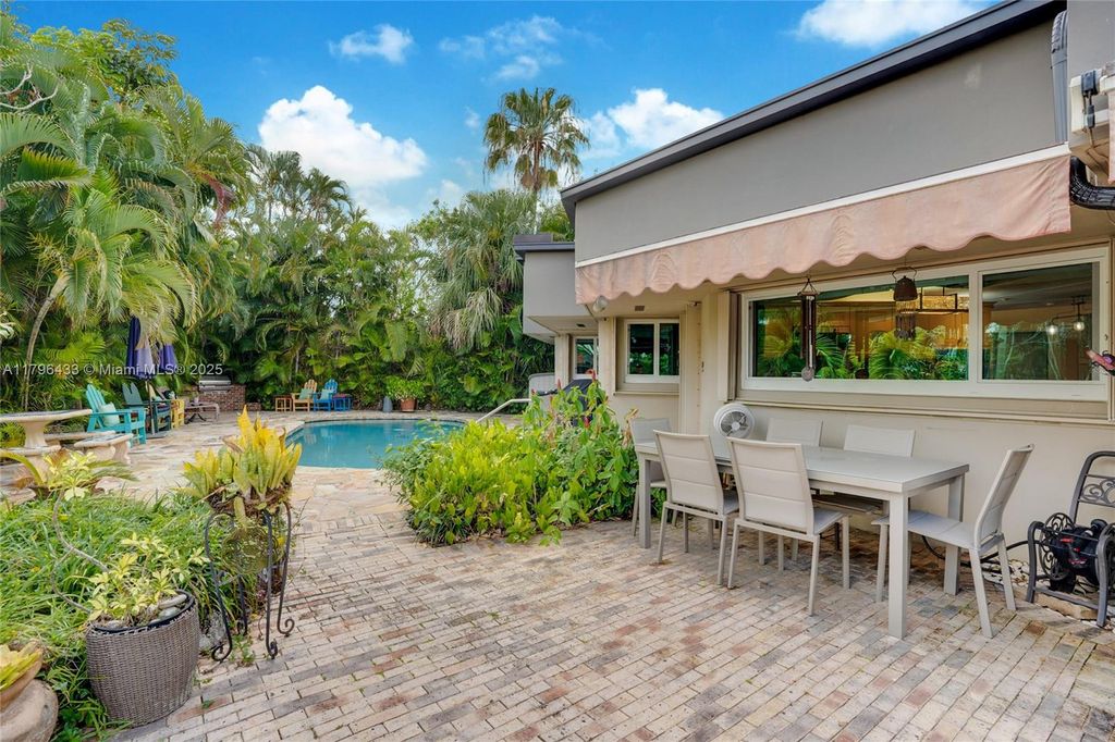 Photo of 610 Lake Dasha Cir, Plantation, FL 33324 (MLS # A11796433)