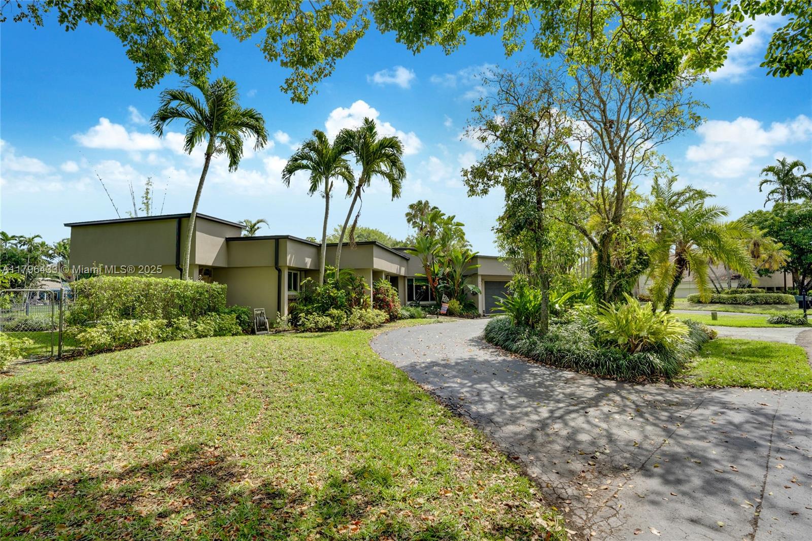 610 Lake Dasha Cir, Plantation, Miami-Dade County, Florida - 4 Bedrooms  
3 Bathrooms - 