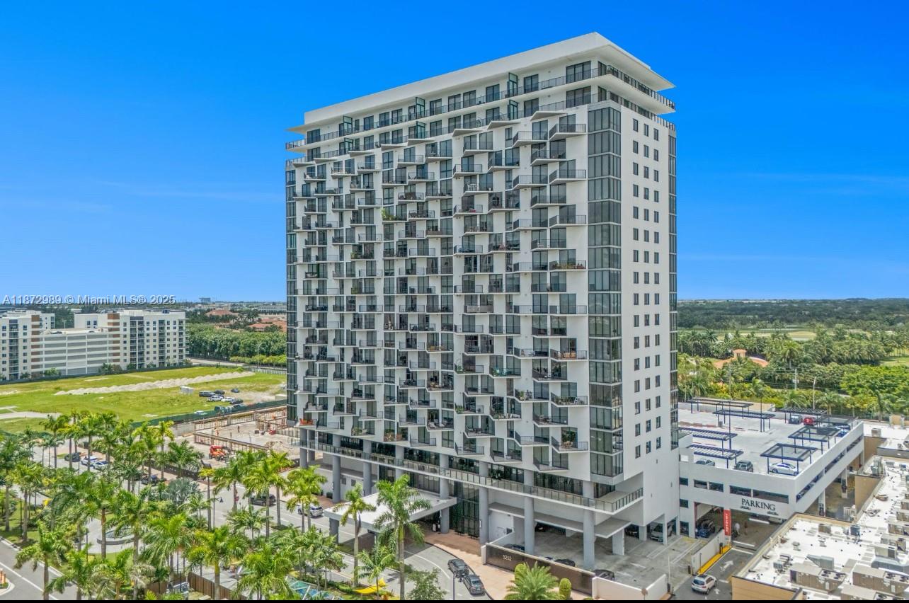 Beatiful Furnished Apartment in the heart of Doral, steps away from Fine Dining, Shops, A+ Schools, Hospital, Public Parks. Wake up with an awesome view from Balcony. Water, Internet and Cable INCLUDED. Modern Club House with a stunning pool and Gym. Easy to show. Don't miss on this!!