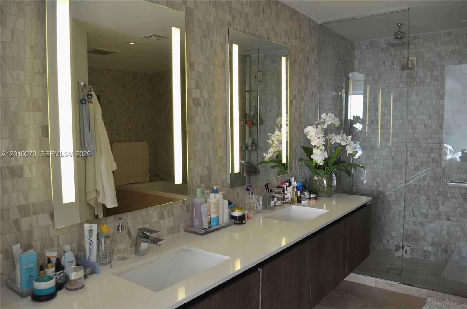 REACH CONDO - Residential