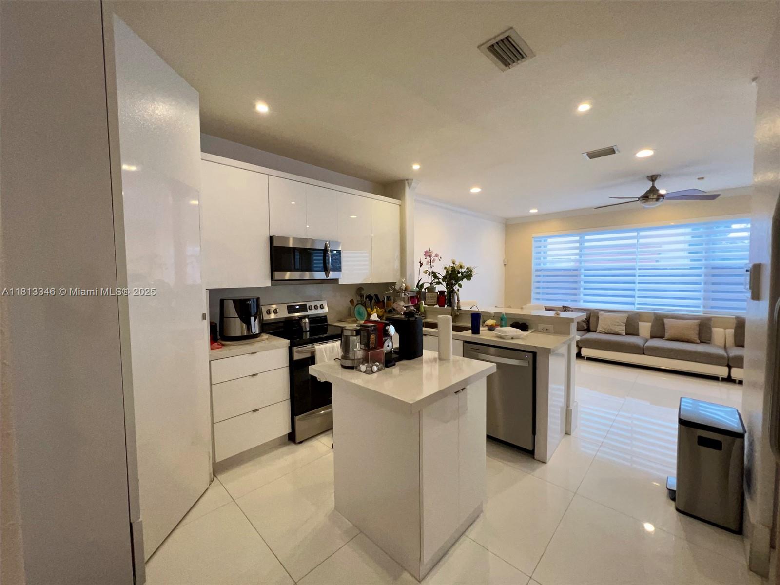 DORAL SOUTHEAST PATIO-HOM - Residential Lease