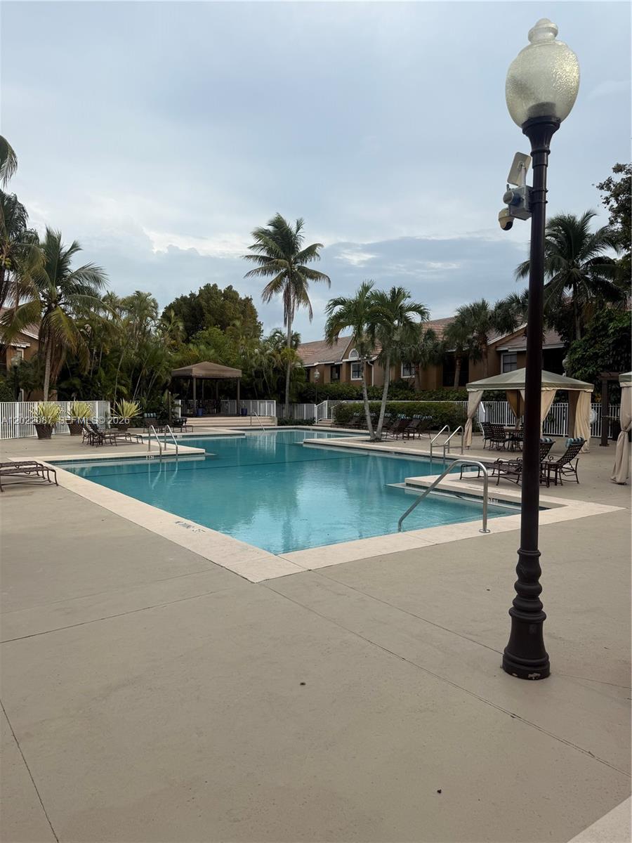 VISTA LAGO AT THE HAMMOCK - Residential