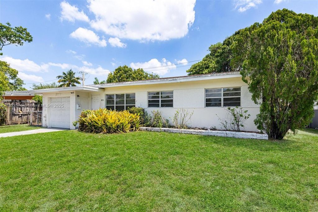 Photo of 3271 Auburn Blvd, Fort Lauderdale, FL 33312 (MLS # A11802576)