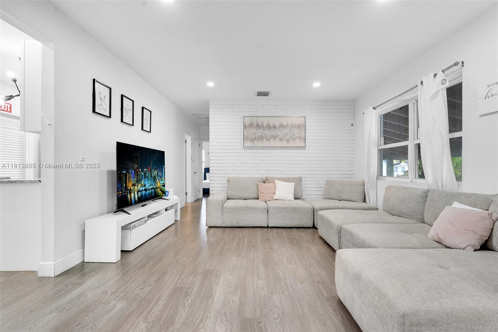 HOLLYWOOD HIGHLANDS PARK - Residential