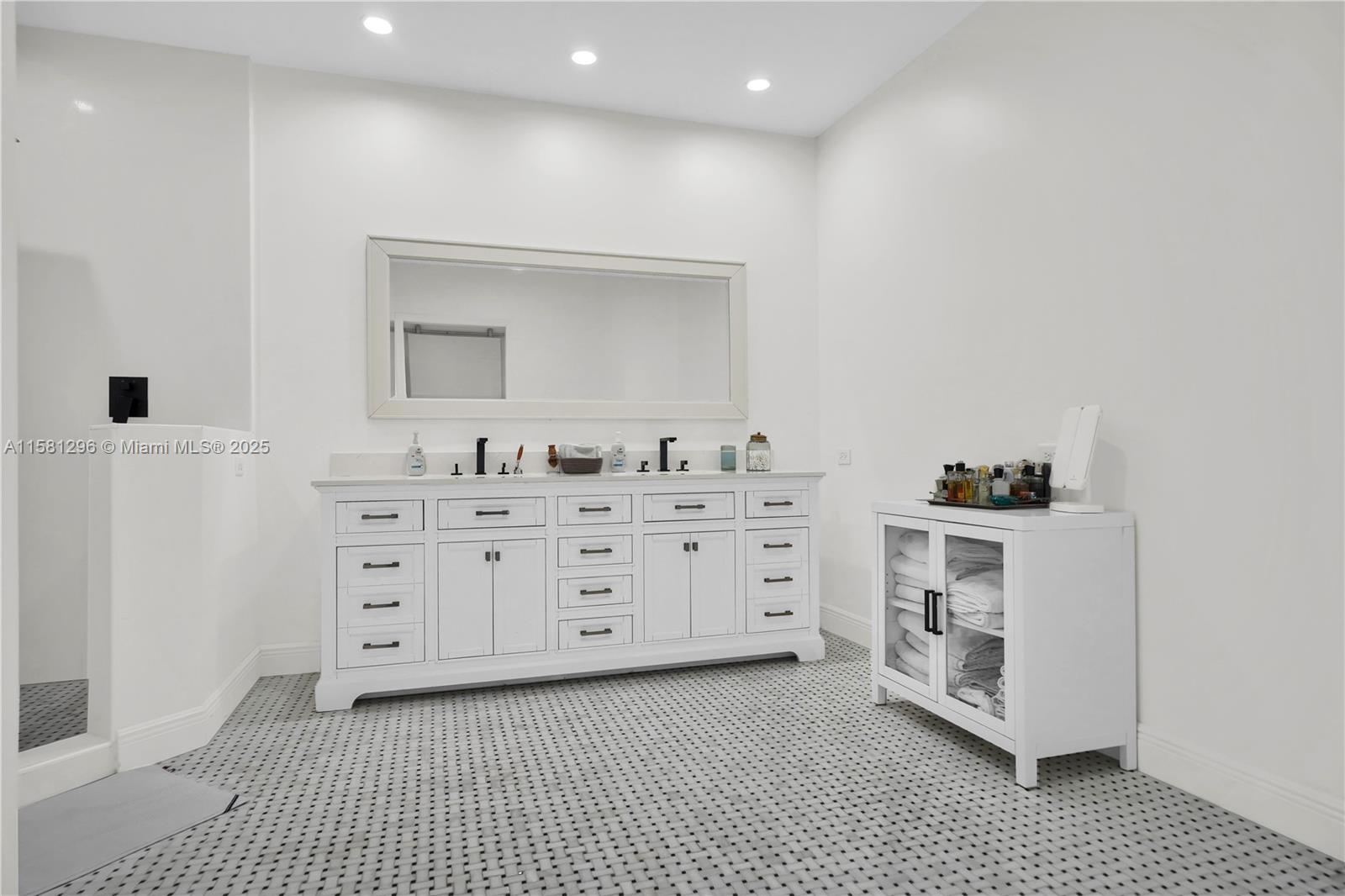 THREE TEQUESTA POINT COND - Residential