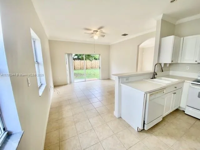 Miami, Florida 33196, United States, 3 Bedrooms Bedrooms, ,2 BathroomsBathrooms,Residential,Pending,125127