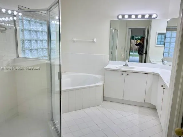 Miami, Florida 33196, United States, 3 Bedrooms Bedrooms, ,2 BathroomsBathrooms,Residential,Pending,125127