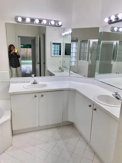 Miami, Florida 33196, United States, 3 Bedrooms Bedrooms, ,2 BathroomsBathrooms,Residential,Pending,125127