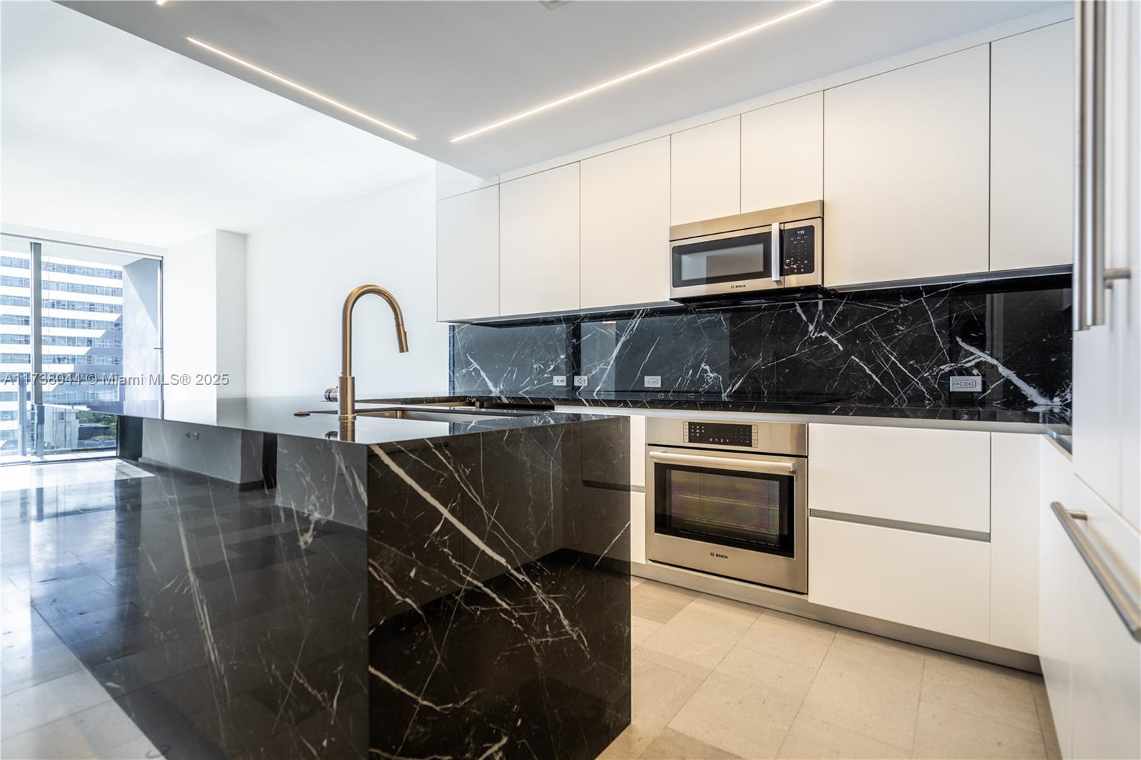 88 SW 7th St 806