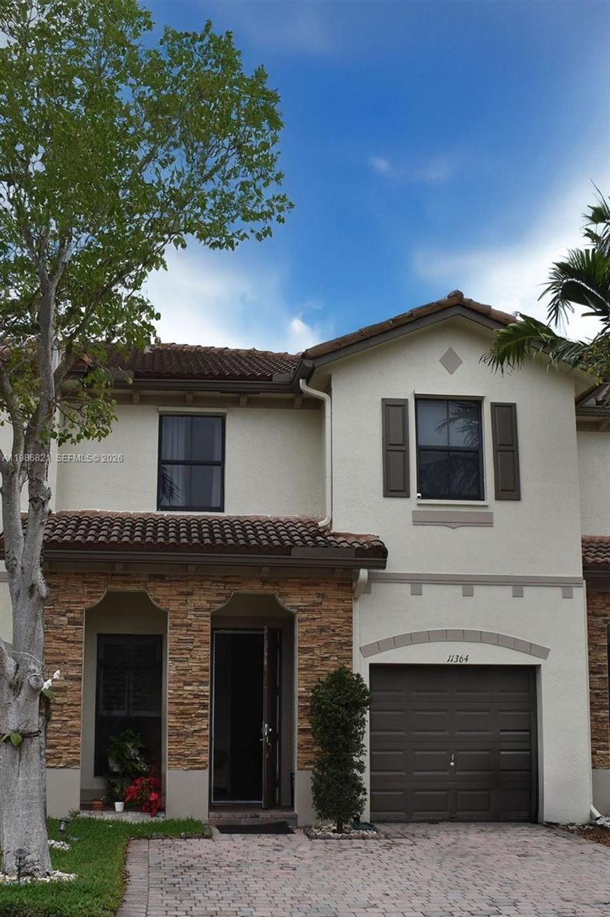 Cozy townhouse in Homestead / Princeton, located in a quiet, family-friendly community. Features a spacious and functional layout, perfect for those seeking comfort and a practical lifestyle.

Strategically located near the Florida's Turnpike, with easy access to Miami and close to supermarkets, shopping, and entertainment centers such as Homestead Pavilion and Florida Keys Outlet Marketplace.

Move-in ready, perfect for tenants looking for comfort, convenience, and everything within reach.