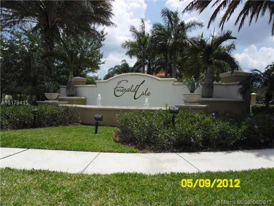 nice unit ready to move, all tile excellent location al EMerald Isle