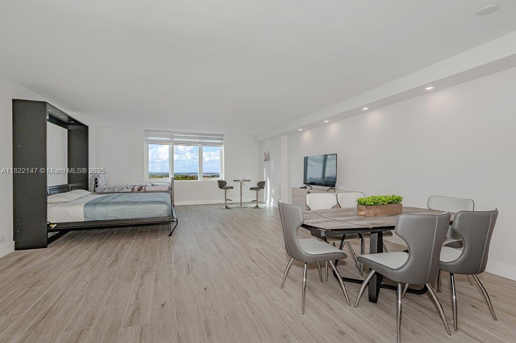 RONEY PALACE CONDO - Residential Lease