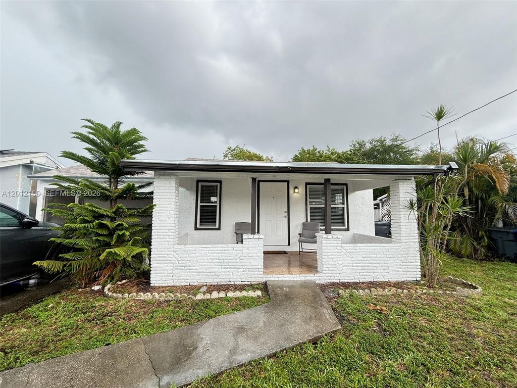 Photo of 719 Glenn Pkwy, Hollywood, FL 33021 (MLS # A12012100)